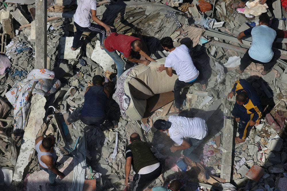 Des résidents de Gaza à la recherche de survivants après un bombardement.