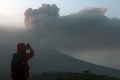 12 randonneurs recherchés après l'éruption meurtrière d'un volcan