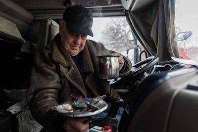 Les camionneurs ukrainiens bloqués en Pologne aux prises avec le froid