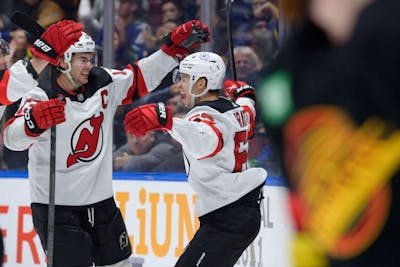 Nico Hischier offre la victoire aux Devils en NHL