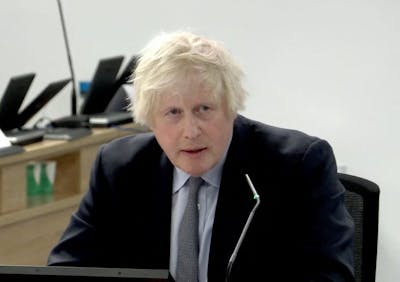 Boris Johnson s'excuse auprès des familles des victimes du Covid
