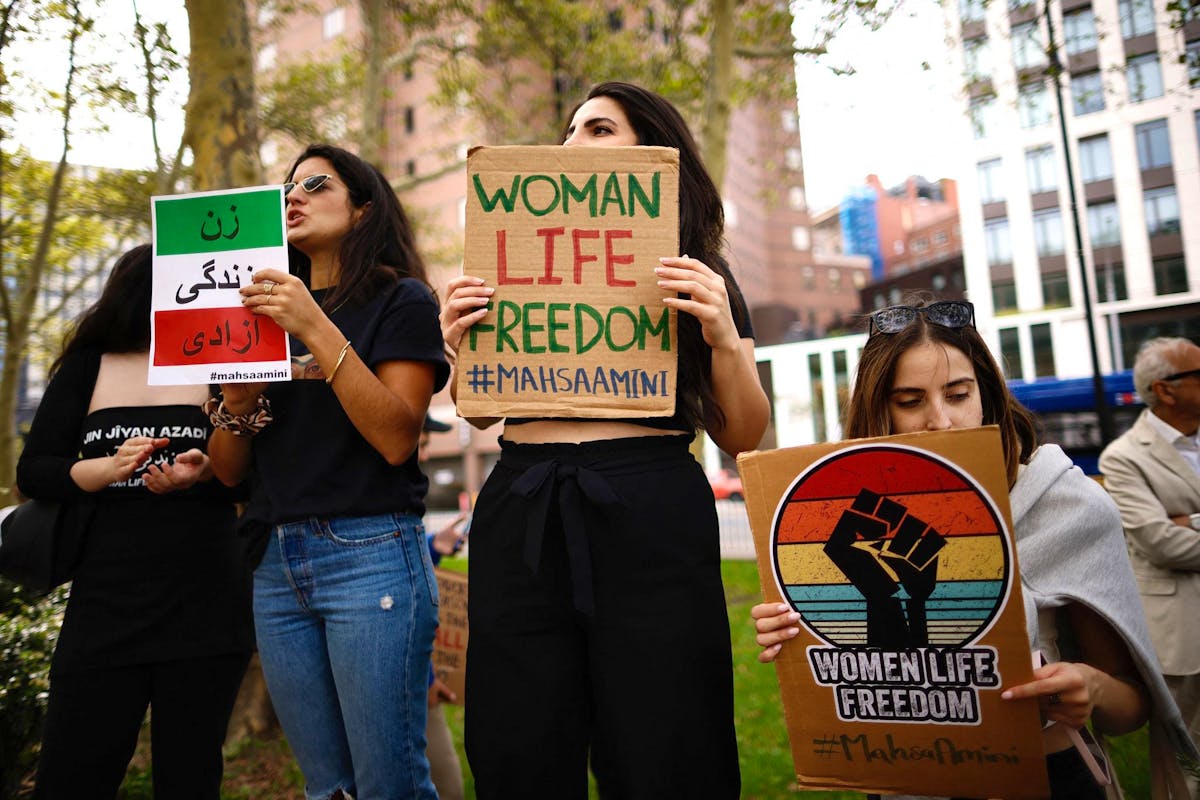 Des femmes manifestent à New York un an après la mort de Mahsa Amini, le 16 septembre 2023.