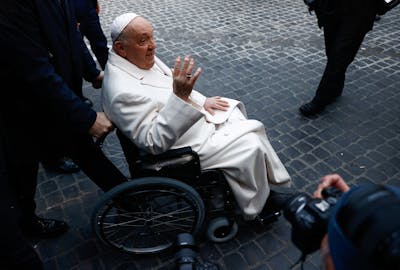 Remis d'une bronchite, le pape s'offre un bain de foule à Rome