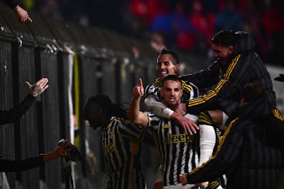 La Juventus bat Naples et prend la tête