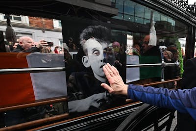 Nick Cave et Johnny Depp aux obsèques du chanteur Shane MacGowan
