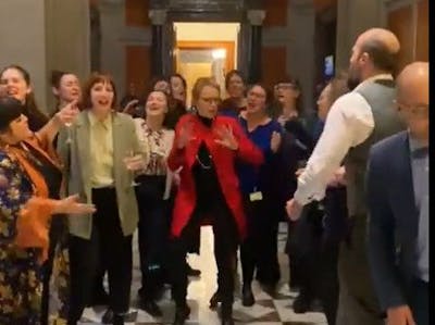 Eva Herzog se lâche enfin dans les couloirs du Palais fédéral