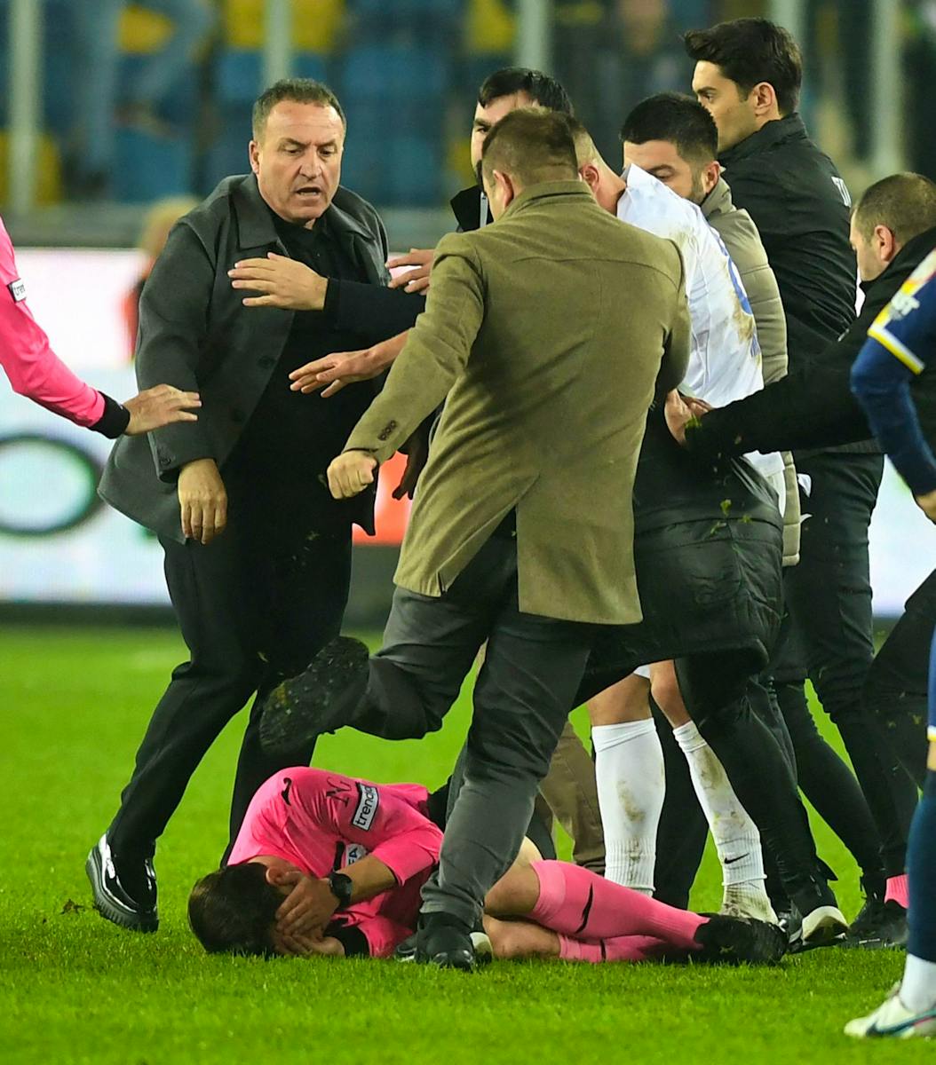 L’arbitre turc Halil Umut Meler a été roué de coups lundi par plusieurs hommes, dont le président du club d’Ankaragücü (de face, en noir).