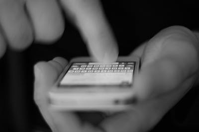 Un homme inculpé pour l'envoi de 17 millions de SMS frauduleux