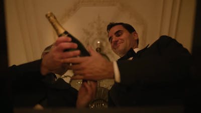 Roger Federer pétille dans une pub pour du champagne