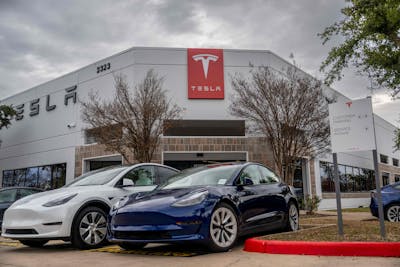 Autopilote controversé: Tesla obligé de rappeler deux millions de véhicules
