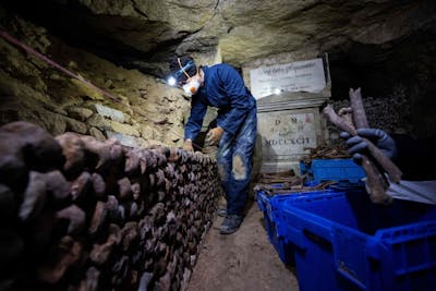 Les techniciens «jouent au Kapla» avec les os des catacombes