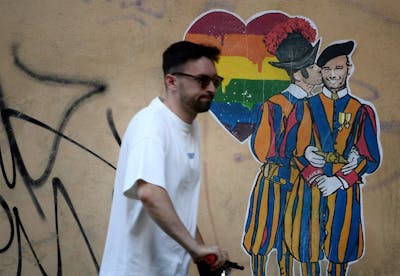 Le Vatican autorise la bénédiction des couples gays, une première