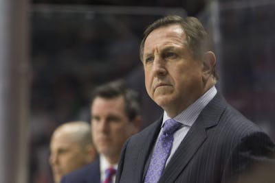 En NHL, un entraîneur de 71 ans est nommé à Ottawa