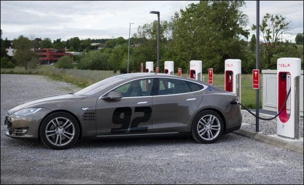 Leser Oli aus Luzern macht sich Gedanken über die Umweltverträglichkeit von Elektroautos wie beispielsweise dem Tesla.