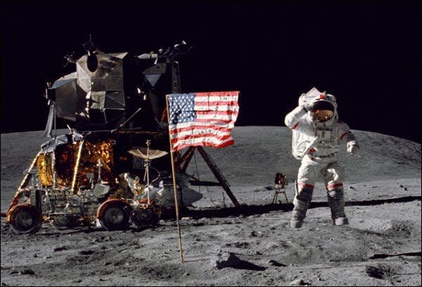 Auch Astronaut John W. Young sprang über den Mond.
