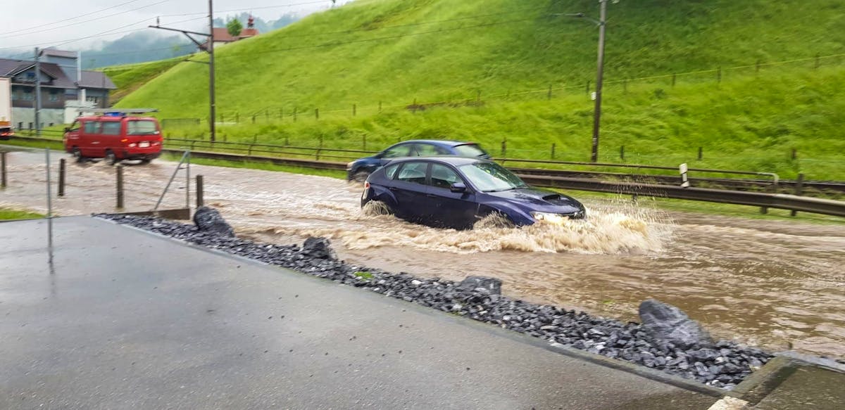 Mehr Schiff denn Auto: In Schüpfheim im Kanton Luzern sind die Strassen überflutet.