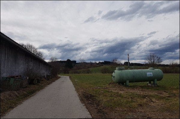 Von Westen fegen Wolken über den Himmel: Landschaft in Neuendorf LU. (4. März 2017)