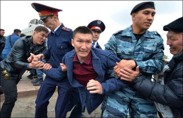 Nicht genehmigte Kundgebungen währen der Wahl in Kasachstan: Polizisten nehmen einen Demonstranten fest. (9. Juni 2019)