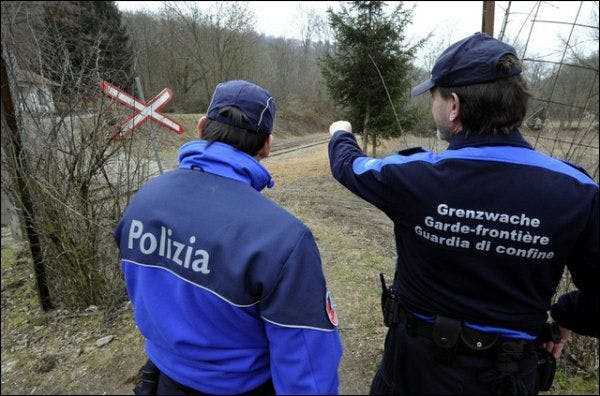 Italienische Grenzwächter sollen Schweizer Kollegen an der Tessiner Grenze verstärken: Patrouille in St. Margerita ausserhalb von Stabio. (Archivbild)