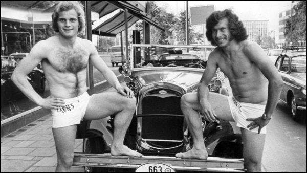 Da waren sie noch Freunde: Uli Hoeness (links) und Paul Breitner präsentieren 1973 Bademode.