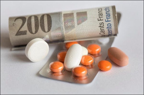 Der Zuwachs an selbständigen Ärzten kostet das Gesundheitswesen jährlich 1,7 Milliarden Franken: Medikamente und eine Schweizer 200-Franken-Banknote. (25. September 2014)