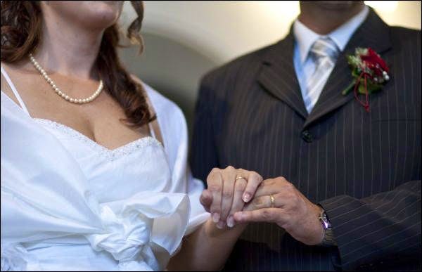 Neben der traditionellen Ehe könnte es in der Schweiz auch bald eine «Ehe light» geben.