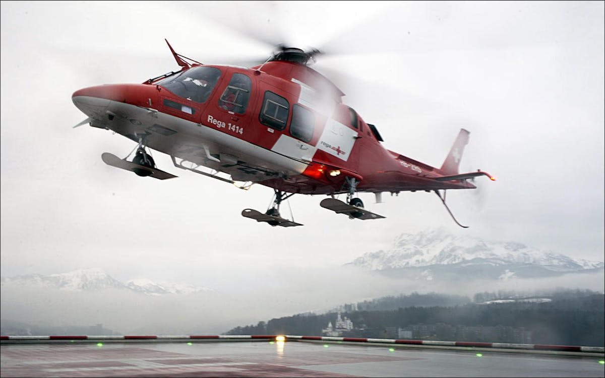 Ein Rega-Helikopter setzt auf dem Landeplatz des Luzerner Kantonsspitals auf.