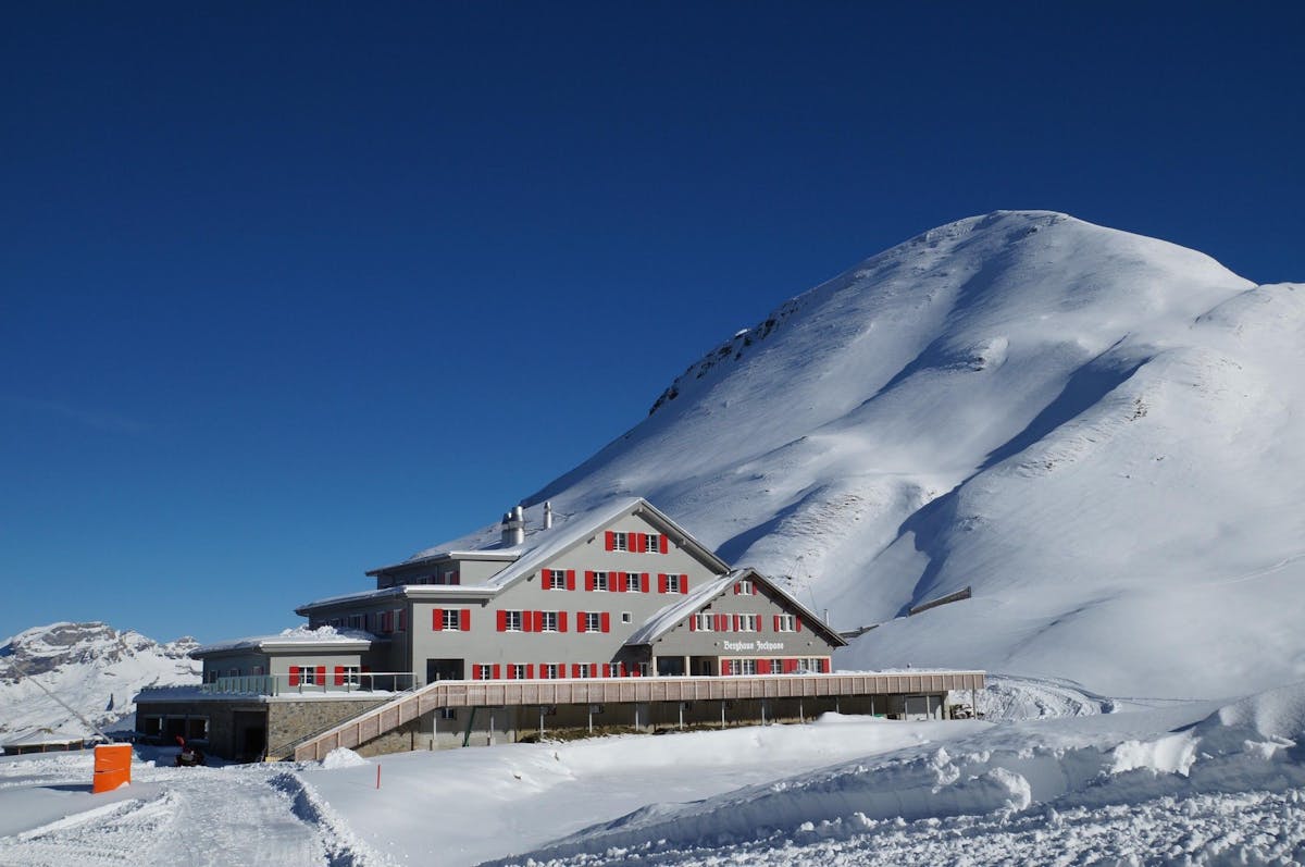 Das Bärghuis auf dem Jochpass ob Engelberg ist nur per Snowboard, Skiern oder Lift zu erreichen.