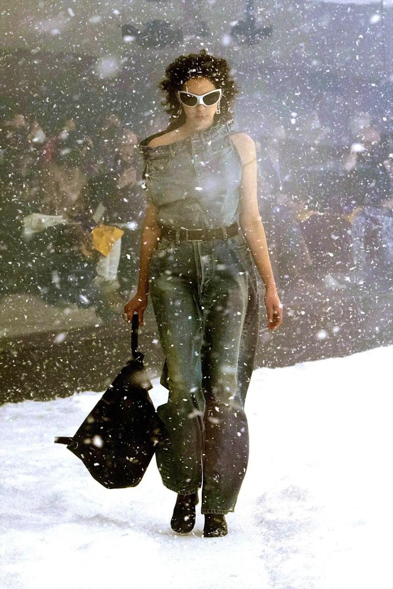 Für seine Herbst-/Winter-Kollektion schickte Balenciaga-Chefdesigner Demna Gvasalia seine Models mit Müllsäcken durch den Schneesturm. Und sorgte damit für Emotionen.