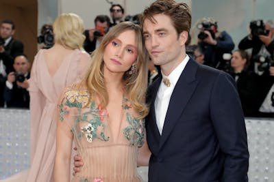 Robert Pattinson et Suki Waterhouse se seraient fiancés