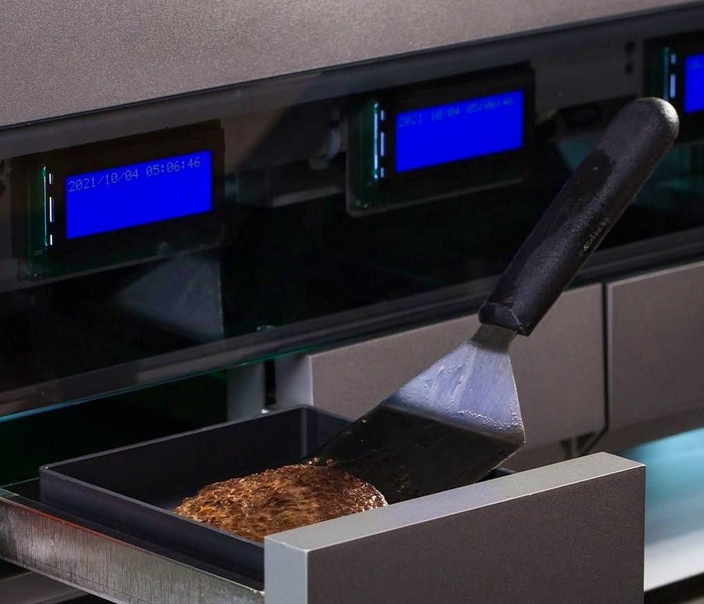 Die Burger von Savor Eat werden von einem Roboter gekocht.