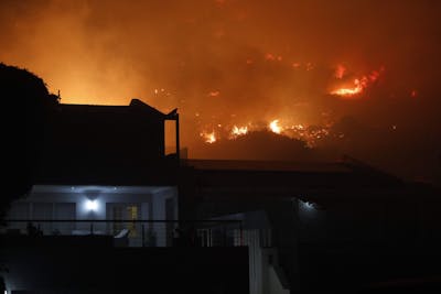 En pleine saison touristique, deux feux de forêt font rage près du Cap