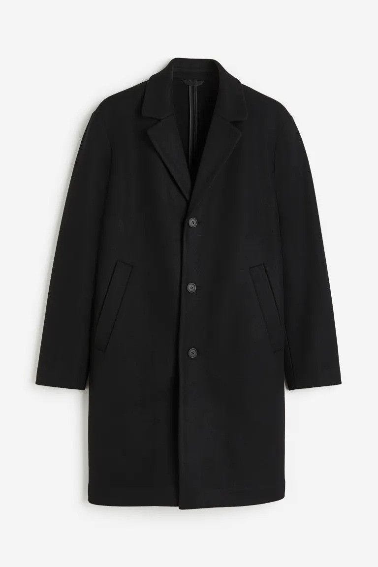 Ein schwarzer Mantel gehört im Herbst in jeden Kleiderschrank - 20 Minuten