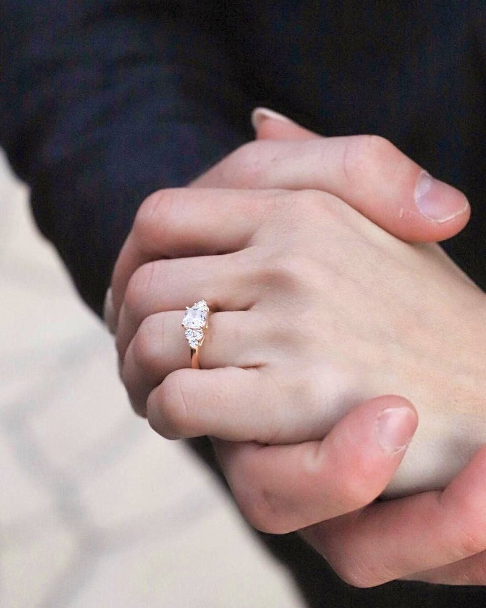 Einen goldenen Ring mit zwei Diamanten im Birnenschliff bekam Influencerin Hannah Wissmann zur Verlobung.