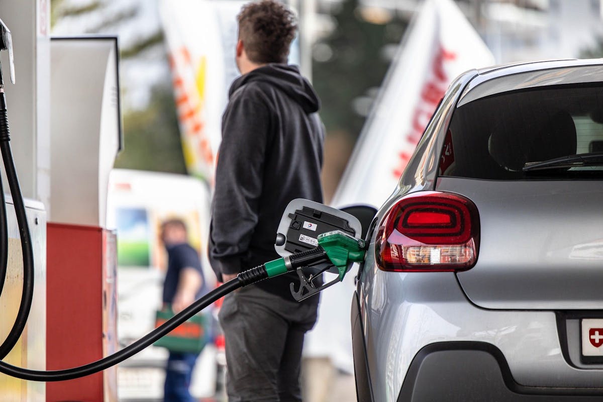 Hohe Spritpreise: Mehrheit der Schweizer will die Steuern auf Benzin senken  - 20 Minuten