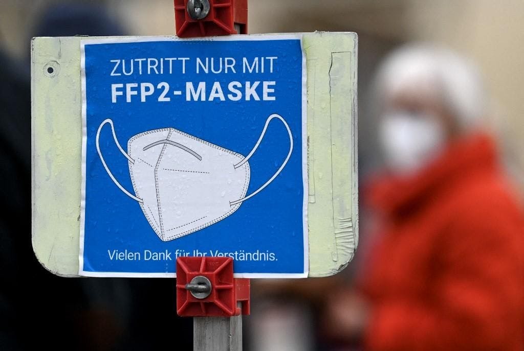In Österreich wird in Innenräumen bald wieder eine FFP2-Maske verlangt. (Symbolbild)