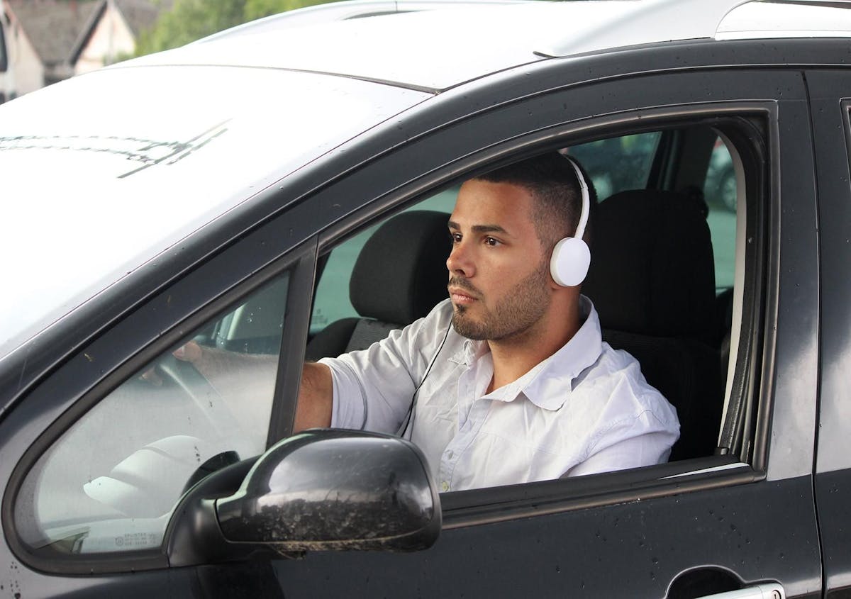 Sind Kopfhörer beim Autolenker zum Musik hören oder telefonieren