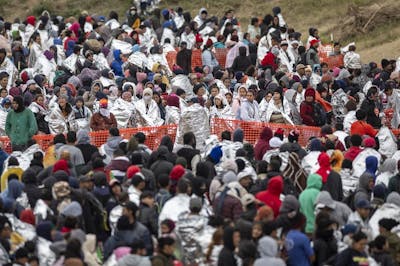 L'afflux de milliers de migrants à la frontière fragilise Biden