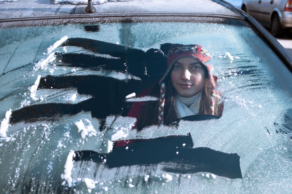 Beschlagene Autoscheiben im Winter – Tricks für freie Sicht