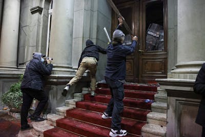 Des manifestants prennent d'assaut la mairie de Belgrade