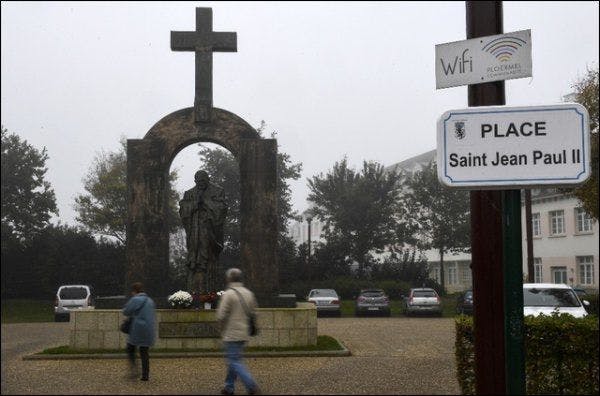 Une fois vendue, la statue de Jean-Paul II devrait être déplacée de quelques dizaines de mètres, vers un terrain adjacent à un collège privé catholique, où elle restera visible à partir de l'espace public. (Jeudi 1er mars 2018)