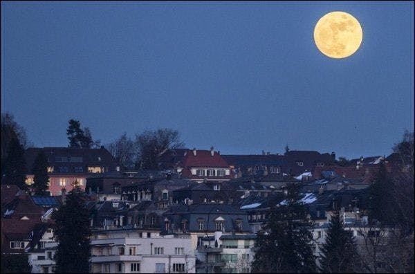 Une image de la ville de Berne, de nuit. (Photo d'illustration)