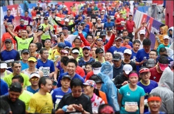 Des coureurs pendant un marathon à Shanghai.