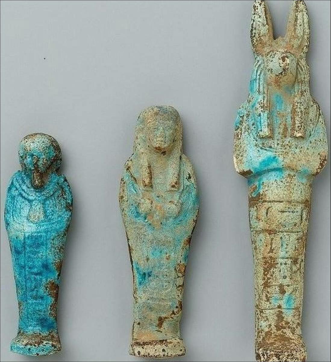 Les objets restitués étaient des figurines d'Anubis, des statuettes funéraires et diverses autres amulettes datant du 3e ou 4e millénaire avant notre ère.