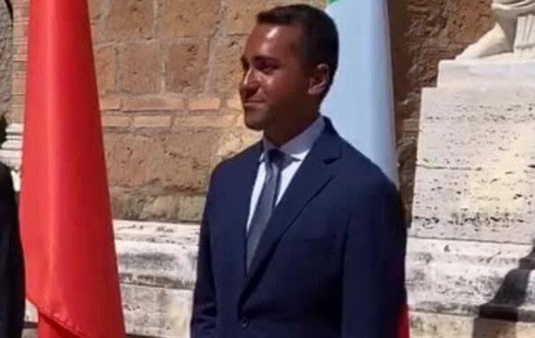 Lors de sa rencontre avec Wang Yi, l’ex-Premier ministre italien affichait un bronzage particulièrement prononcé.