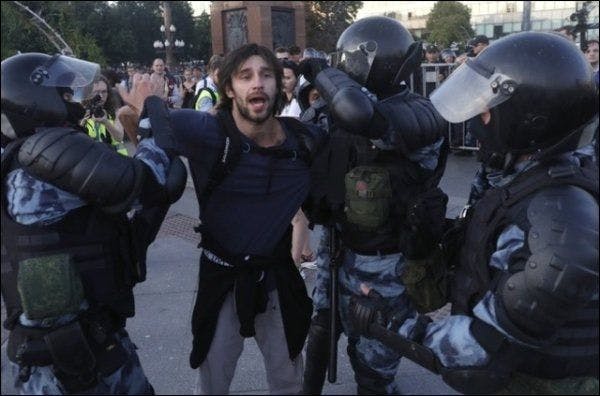 Un manifestant arrêté le 27 juillet 2019 lors d'une mobilisation de l'opposition russe à Moscou.