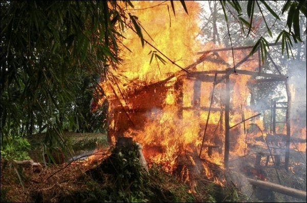 Un village rohingya incendié dans l'Etat de Rakhine en 2017.