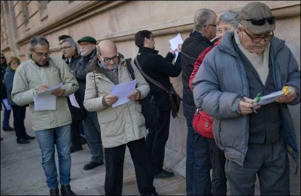 Des centaines de personnes ont fait la queue mardi devant le Tribunal supérieur de justice de Catalogne (TSJC) pour s'accuser.