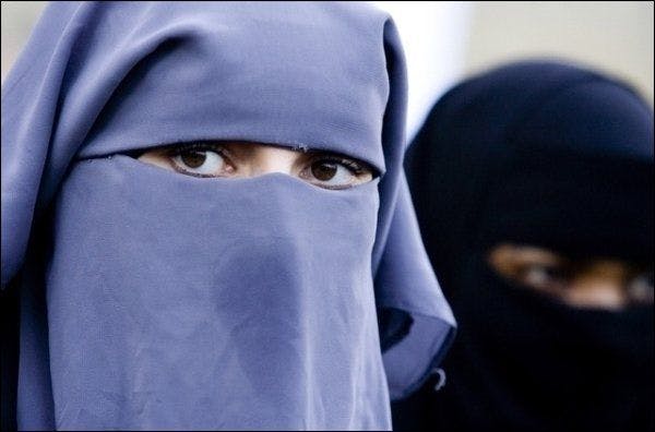 Le niqab est un voile intégral couvrant le visage à l'exception des yeux.