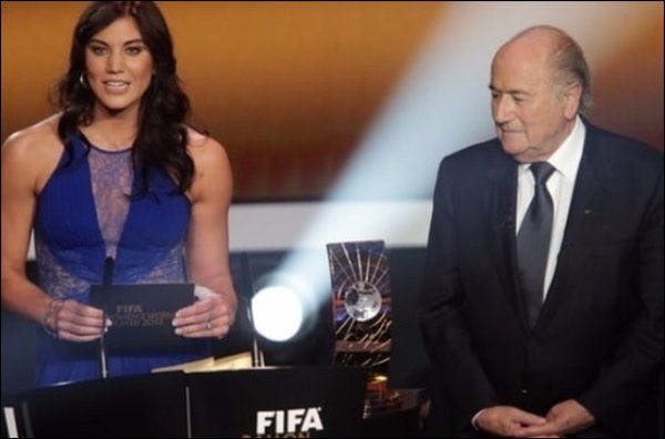 Hope Solo et Sepp Blatter, lors de la cérémonie du Ballon d'Or en 2013.